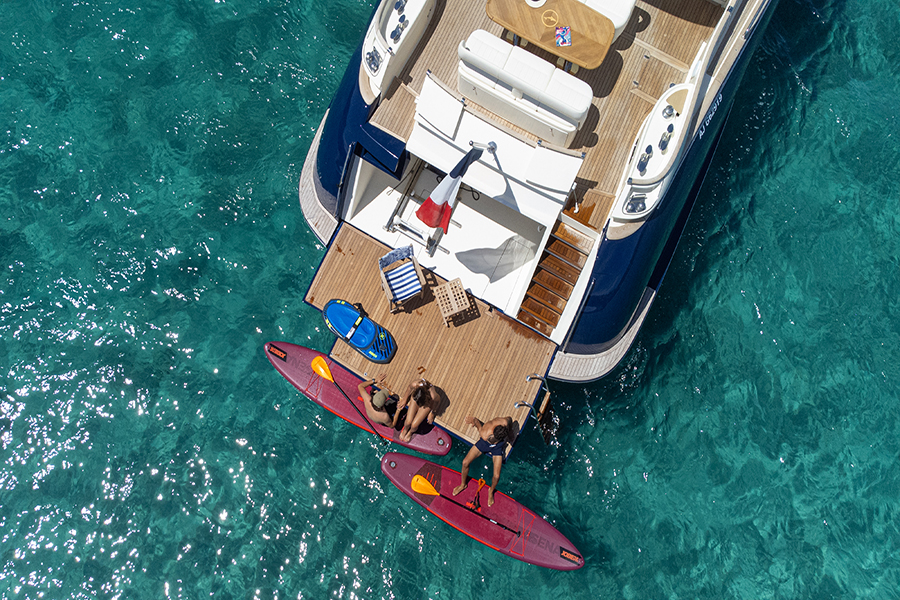 Location d'un bateau en Corse pour un anniversaire privé.