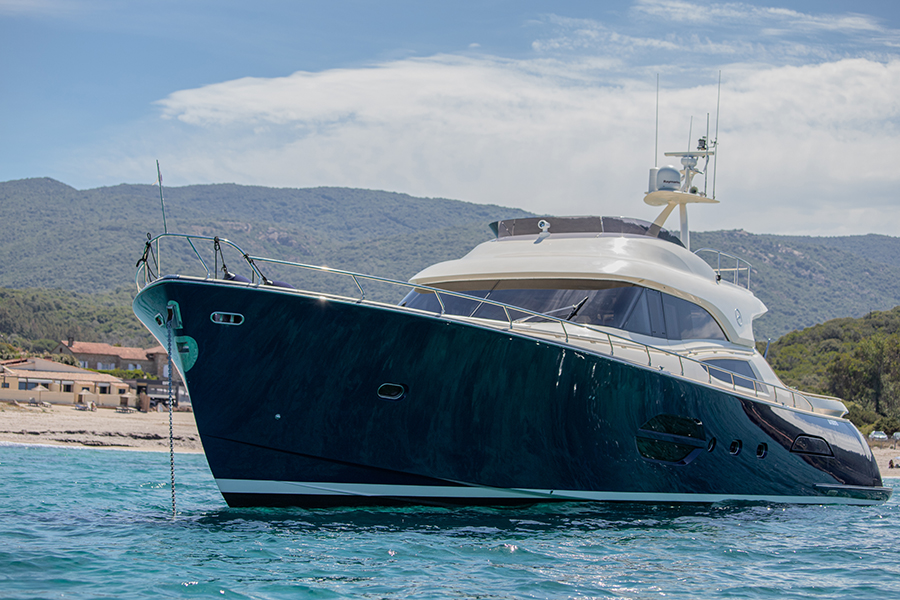 Bateau Saphir, location d'un bateau de luxe en Corse.